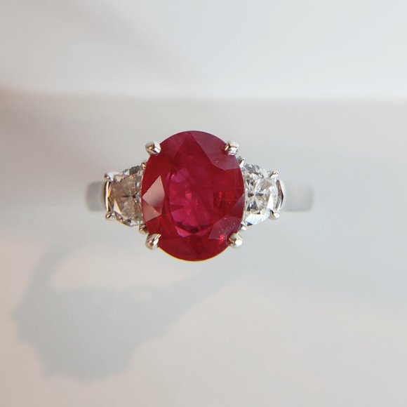 GIA certified Ruby and Diamond Ring - Picture 1 of 12